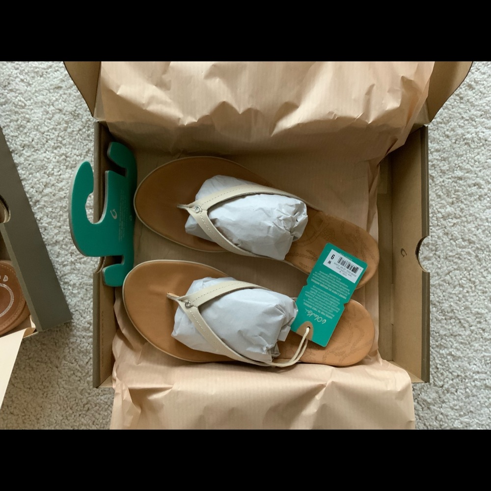 OluKai Honu Women’s Flip Flops Size 9 Golden Sand